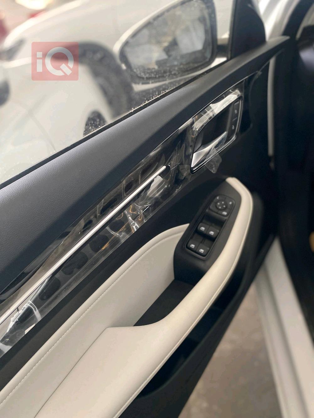 ئێم جی 5 پڵەس